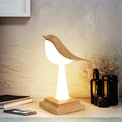 Kabellose LED-Tischlampe in Vogeloptik aus Holz mit warmem Licht