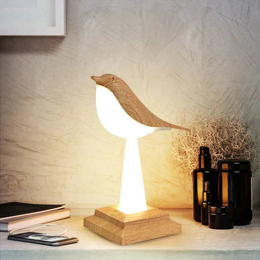 Kabellose LED-Tischlampe in Vogeloptik aus Holz mit warmem Licht