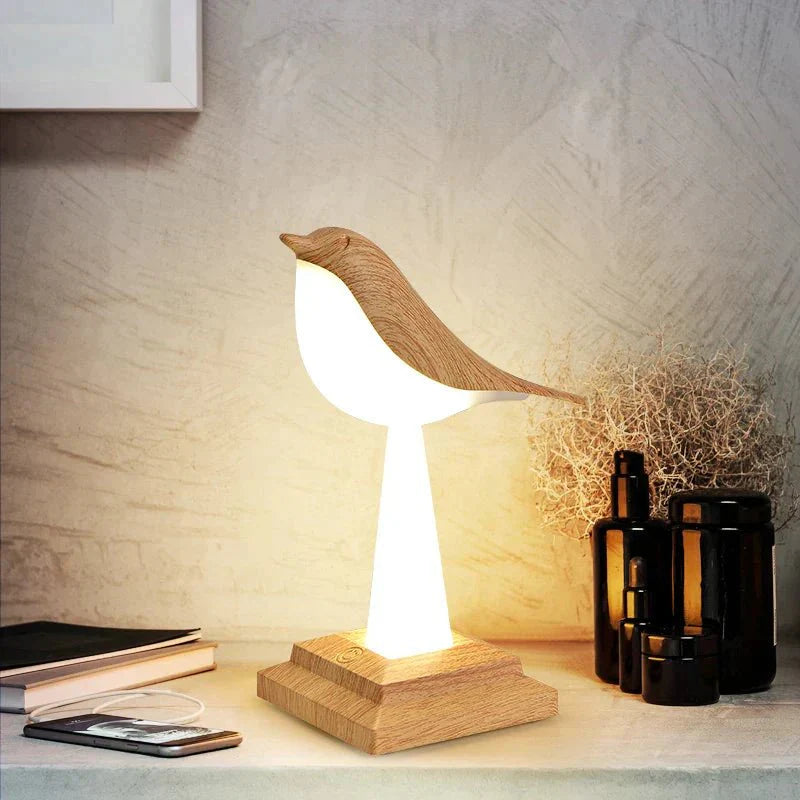 Kabellose LED-Tischlampe in Vogeloptik aus Holz mit warmem Licht