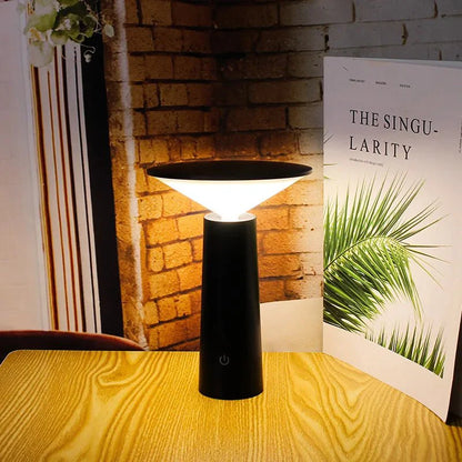Kabellose LED-Tischlampe mit schrägem Lampenschirm und USB-Aufladung