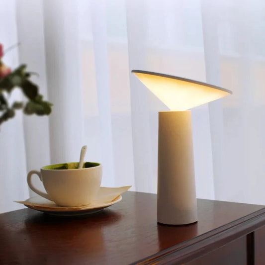 Kabellose LED-Tischlampe mit schrägem Lampenschirm und USB-Aufladung