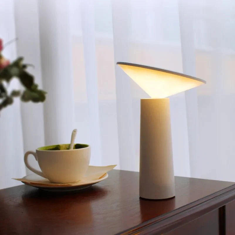 Kabellose LED-Tischlampe mit schrägem Lampenschirm und USB-Aufladung