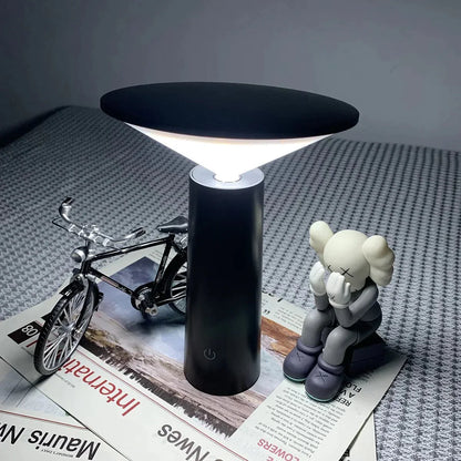 Kabellose LED-Tischlampe mit schrägem Lampenschirm und USB-Aufladung