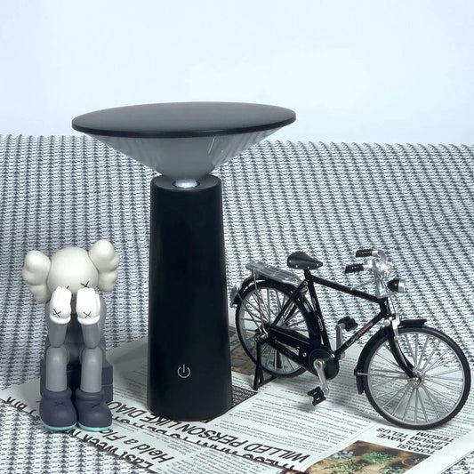 Kabellose LED-Tischlampe mit schrägem Lampenschirm und USB-Aufladung
