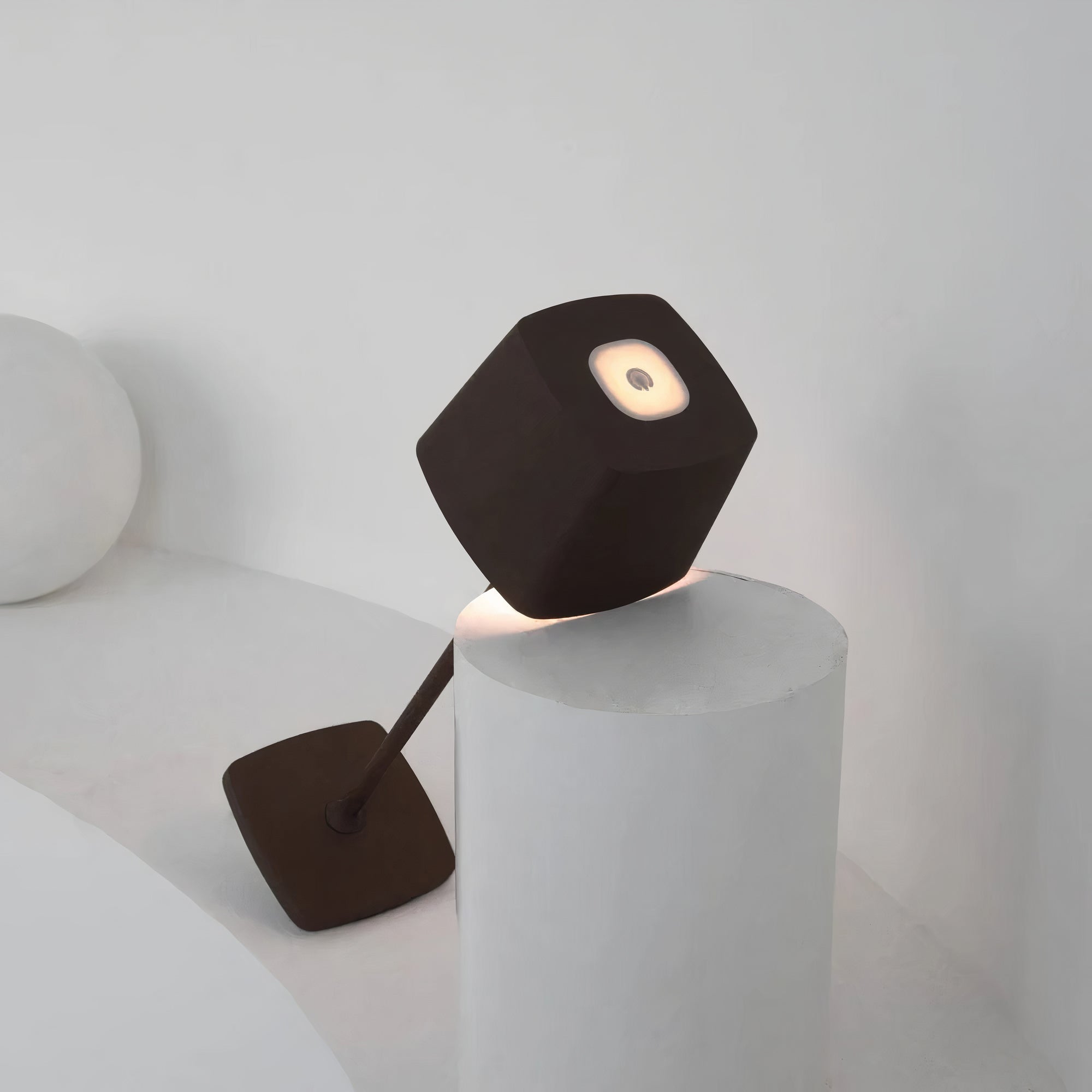 Kabellose LED-Tischlampe mit eckigem Schirm und Touch-Dimmer