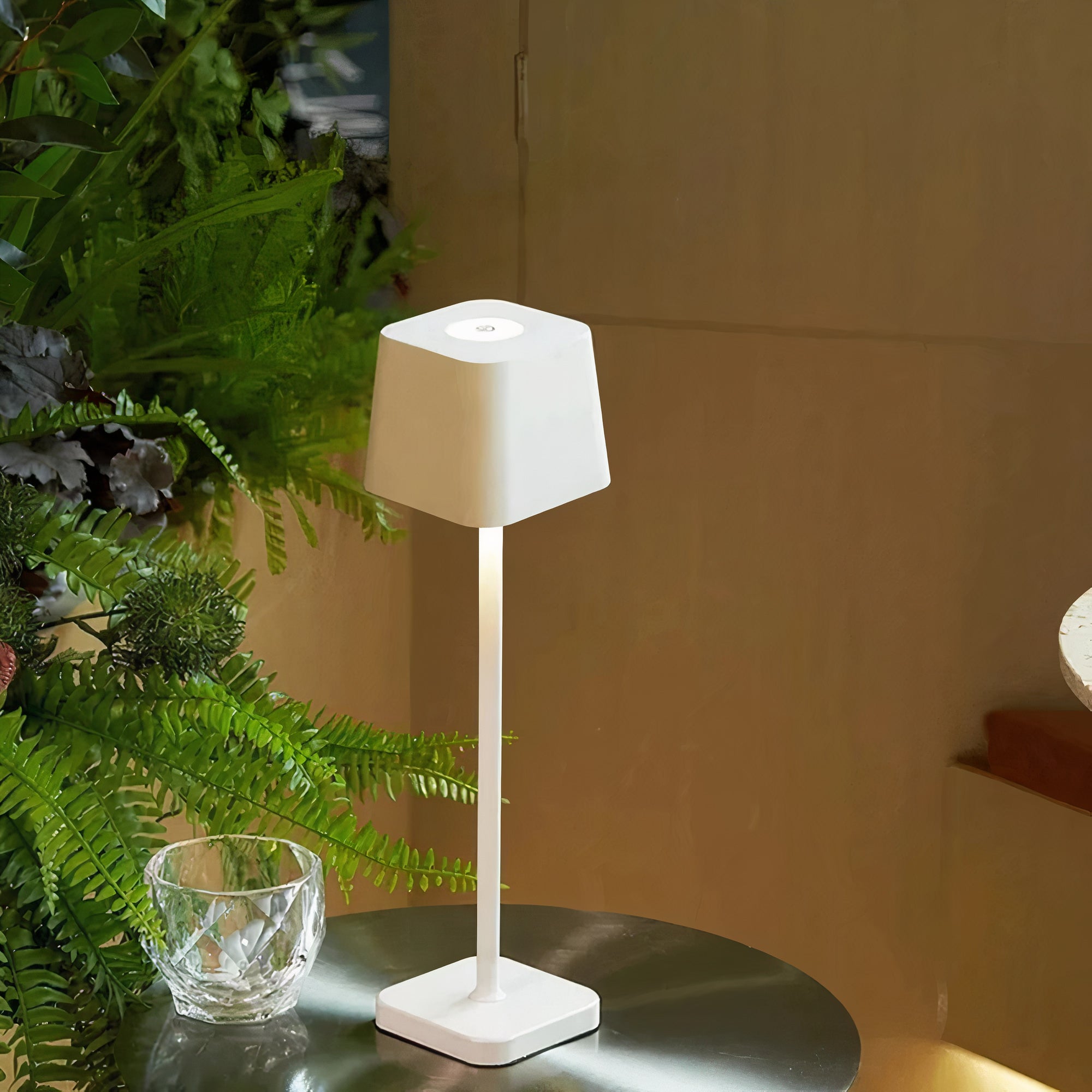 Kabellose LED-Tischlampe mit eckigem Schirm und Touch-Dimmer