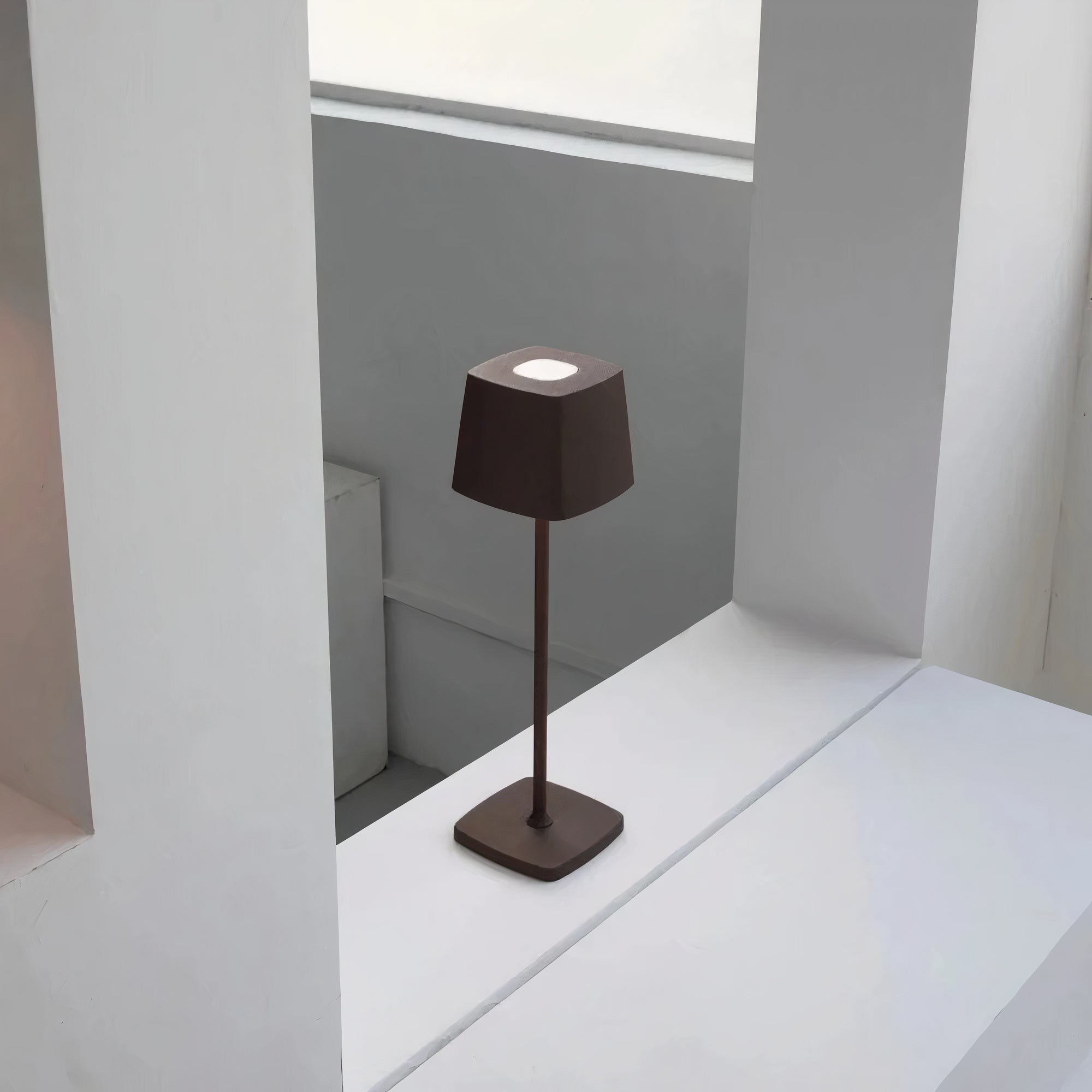 Kabellose LED-Tischlampe mit eckigem Schirm und Touch-Dimmer