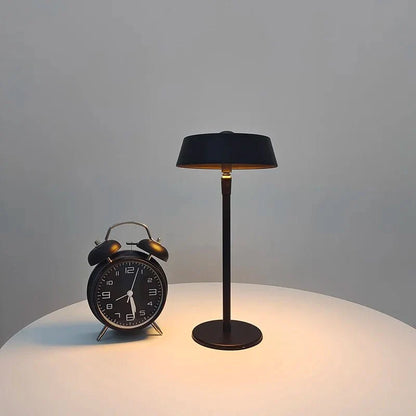 Minimalistische LED-Tischlampe mit flachem Schirm