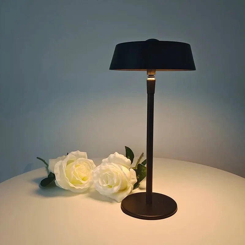 Minimalistische LED-Tischlampe mit flachem Schirm