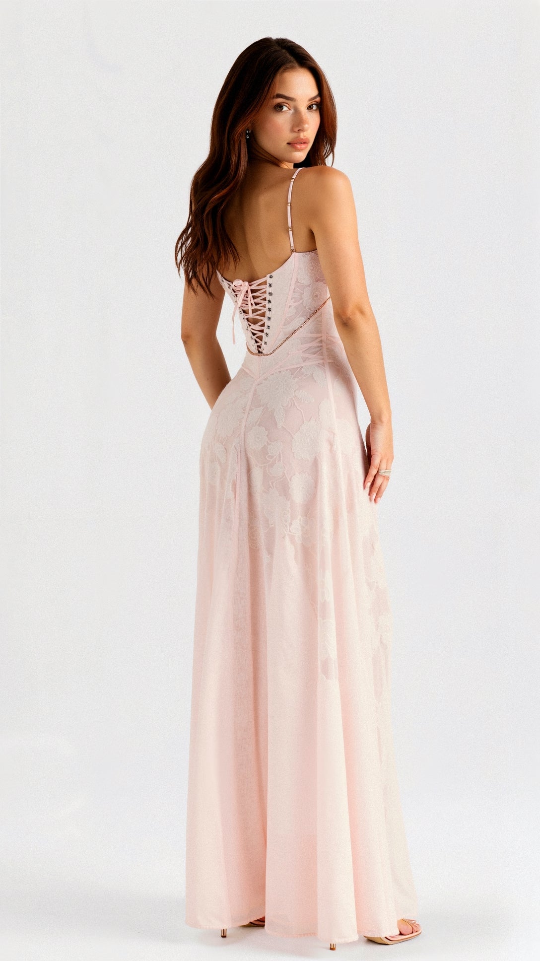 Maxikleid mit Spaghettiträgern und floralen Detail