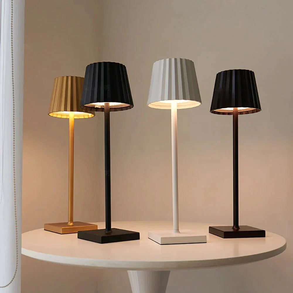Kabellose LED-Tischlampe mit Faltenlampenschirm