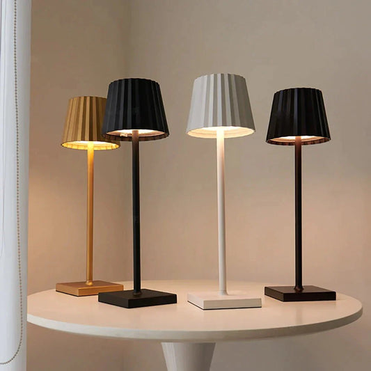 Kabellose LED-Tischlampe mit Faltenlampenschirm