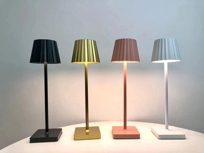Kabellose LED-Tischlampe mit Faltenlampenschirm