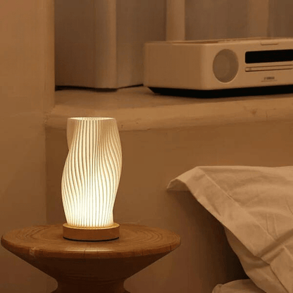 Kabellose Tischlampe mit wellenförmigem Design und sanftem Licht