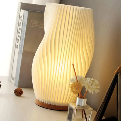 Kabellose Tischlampe mit wellenförmigem Design und sanftem Licht