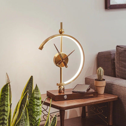 LED-Tischlampe mit integrierter Uhr und Holzsockel, dimmbar und drahtlos aufladbar