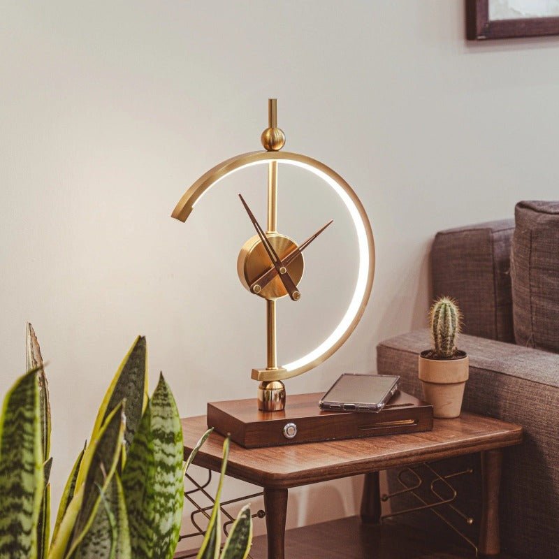 LED-Tischlampe mit integrierter Uhr und Holzsockel, dimmbar und drahtlos aufladbar