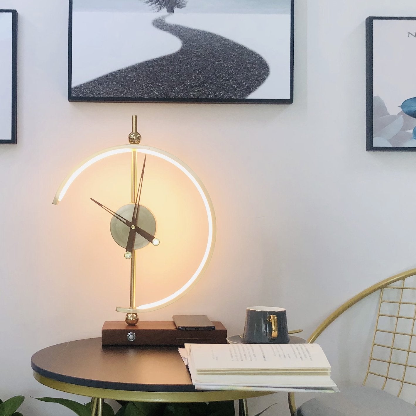 LED-Tischlampe mit integrierter Uhr und Holzsockel, dimmbar und drahtlos aufladbar