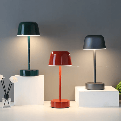 Kabellose LED-Tischlampe mit rundem Schirm und Metallfuß
