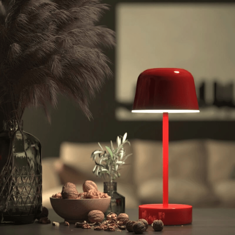 Kabellose LED-Tischlampe mit rundem Schirm und Metallfuß