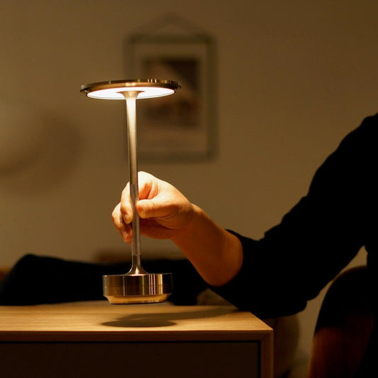Kabellose LED-Tischlampe aus Metall im modernen Design