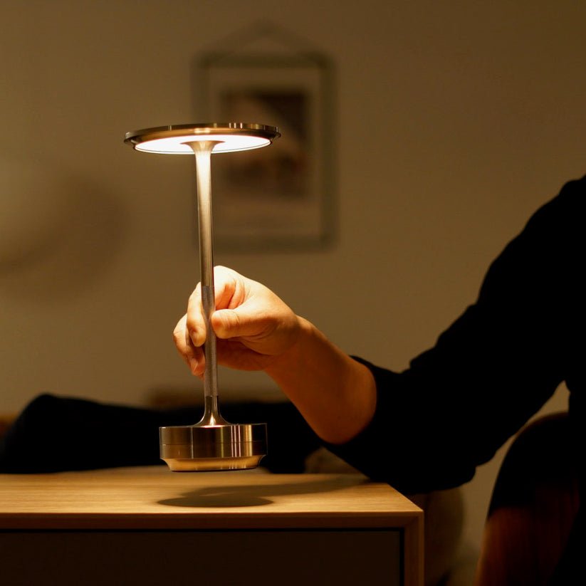 Kabellose LED-Tischlampe aus Metall im modernen Design