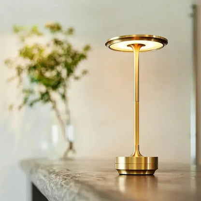 Kabellose LED-Tischlampe aus Metall im modernen Design