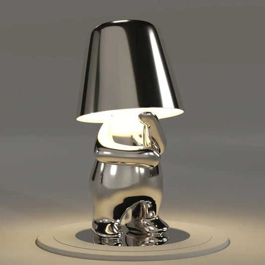 Kabellose Tischlampe mit skulpturalem Figurendesign und warmem Licht
