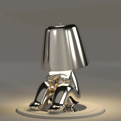 Kabellose Tischlampe mit skulpturalem Figurendesign und warmem Licht