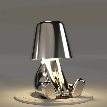 Kabellose Tischlampe mit skulpturalem Figurendesign und warmem Licht