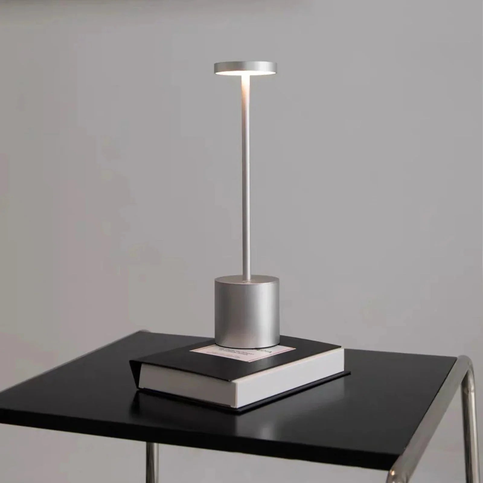 Kabellose LED-Tischlampe mit Touch-Funktion und schlankem Aluminiumkörper