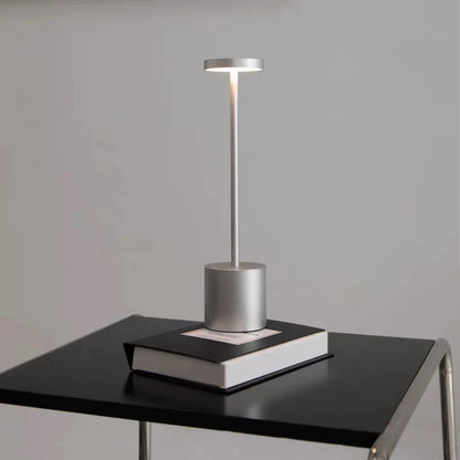 Kabellose LED-Tischlampe mit Touch-Funktion und schlankem Aluminiumkörper