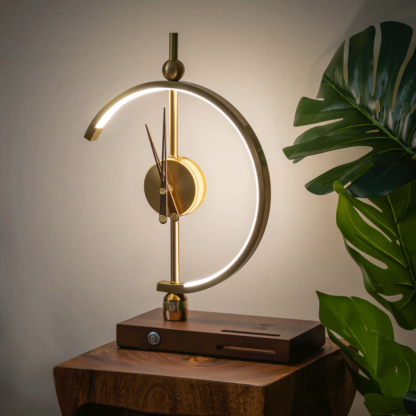 LED-Tischlampe mit integrierter Uhr und Holzsockel, dimmbar und drahtlos aufladbar